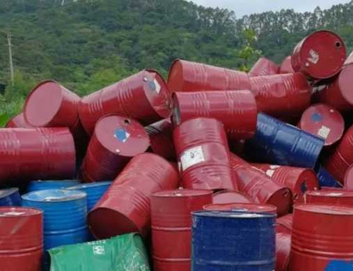 多次将废油漆桶、废稀料桶等危险废物委托给无证经营者处置，罚740000元！
